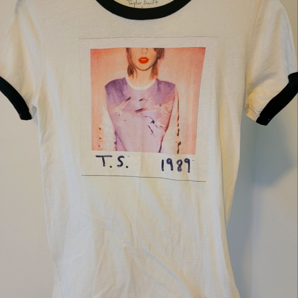 Taylor Swift tee 1989